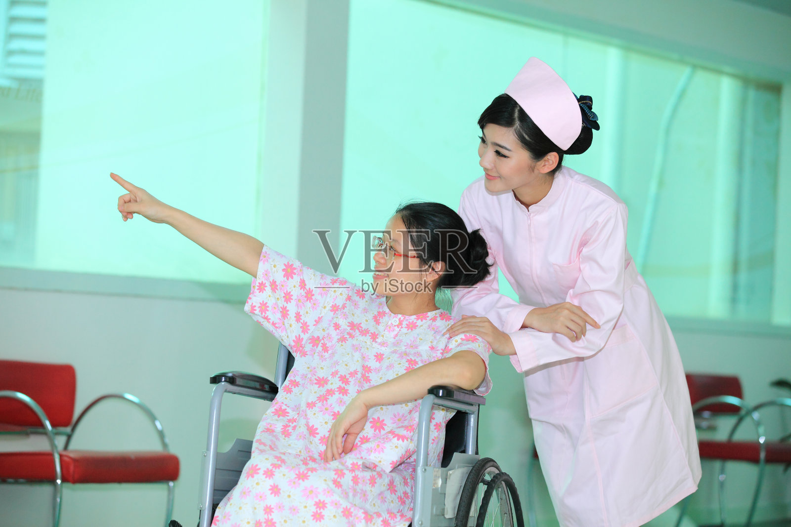 协助孕妇的女护士照片摄影图片