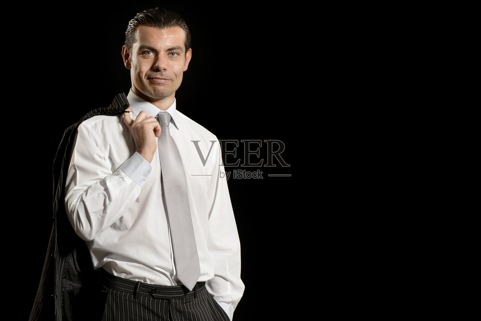 自信的年轻商人，黑人背景照片摄影图片