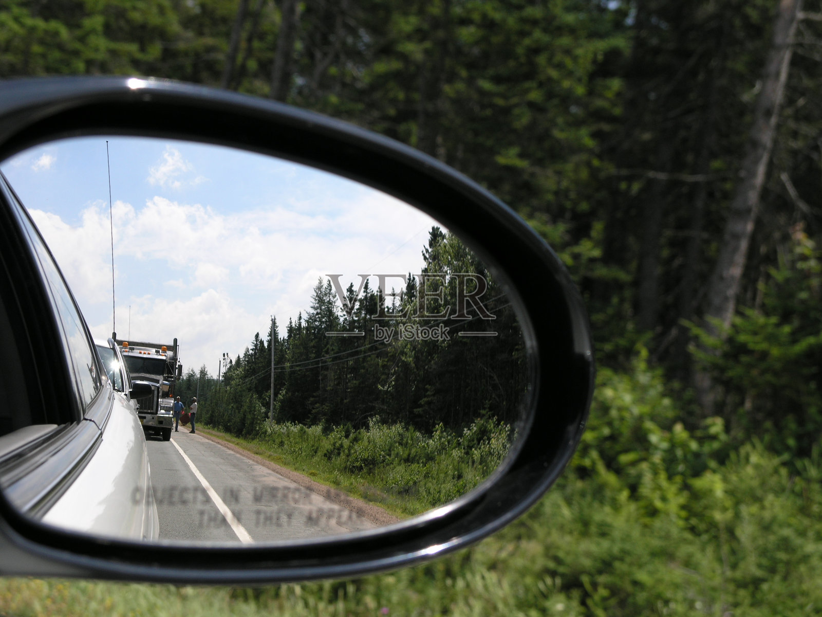 从镜子上看，交通已停止照片摄影图片