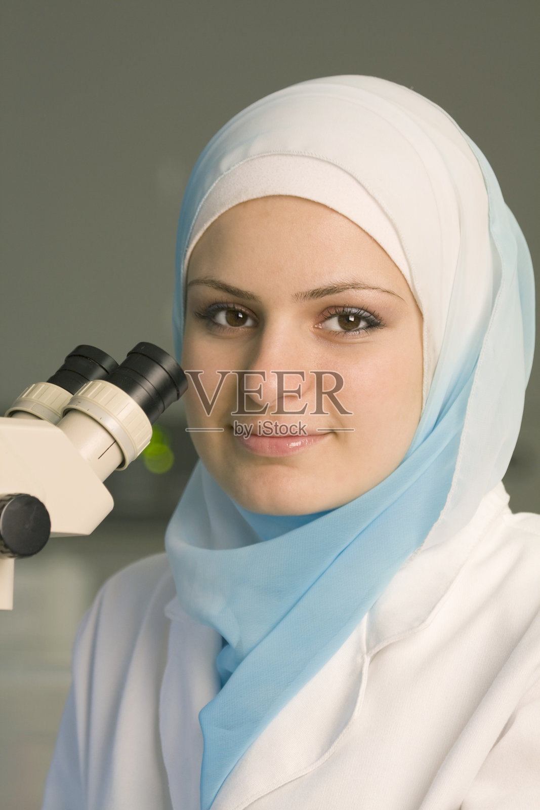 中东(穆斯林)妇女从事医学研究照片摄影图片