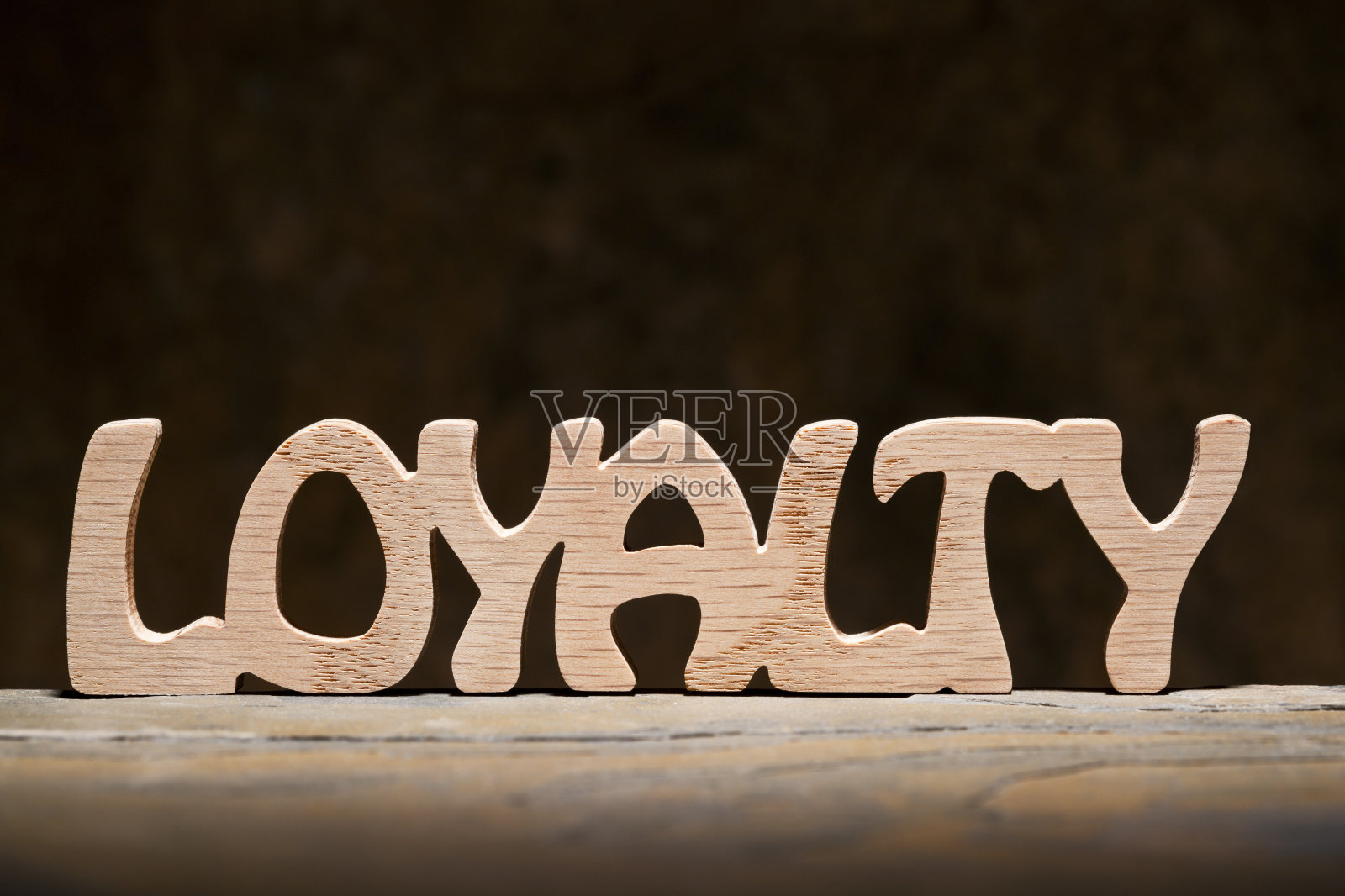 忠诚:由木头手工切割的信件照片摄影图片