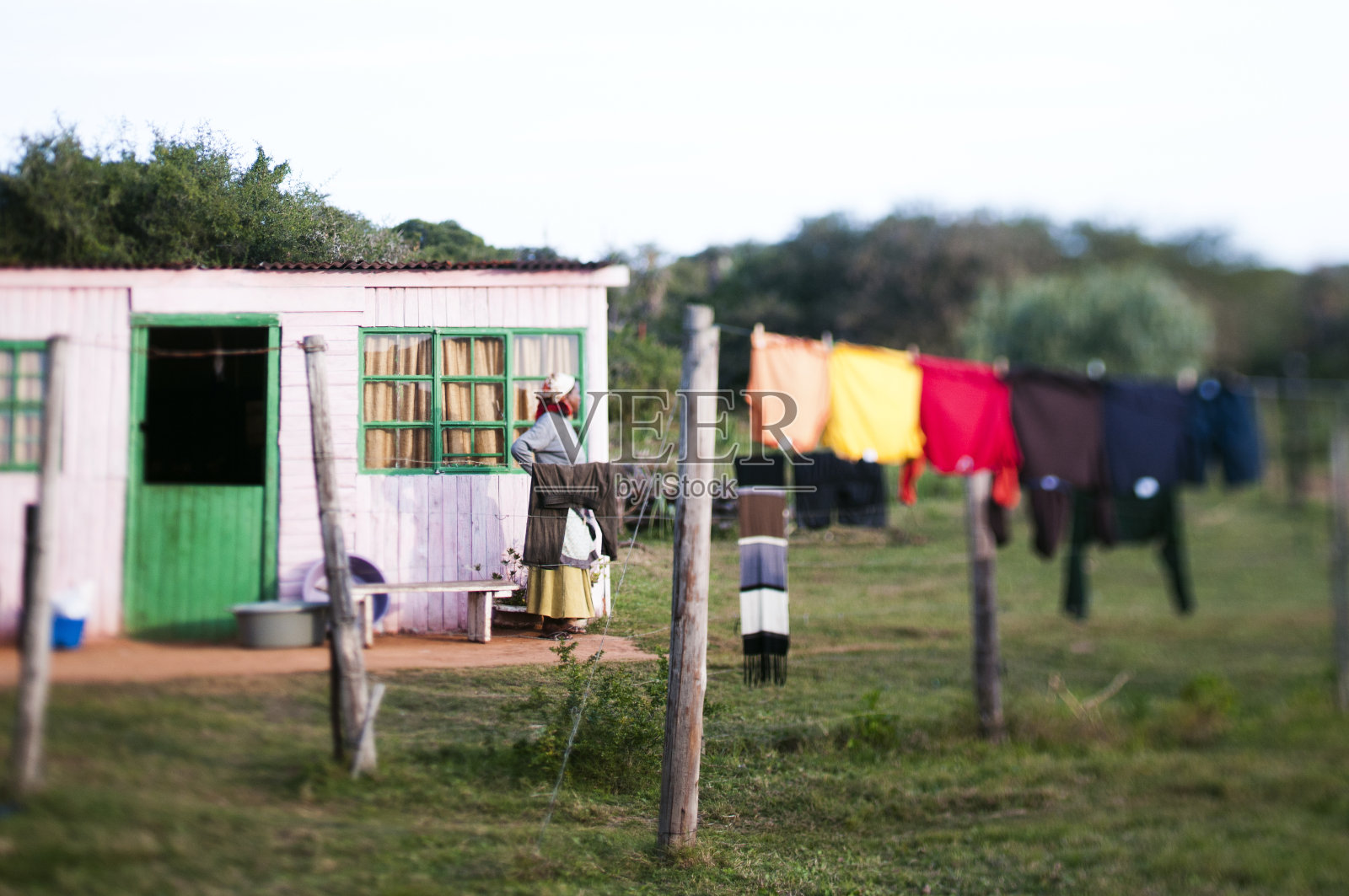 农家门前的女人拿着晾衣绳照片摄影图片