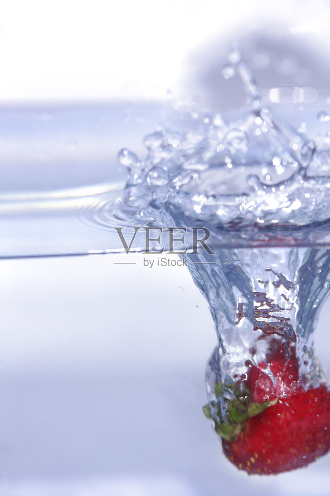 草莓在水中照片摄影图片