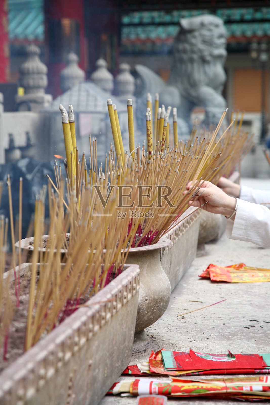 庙里烧香照片摄影图片