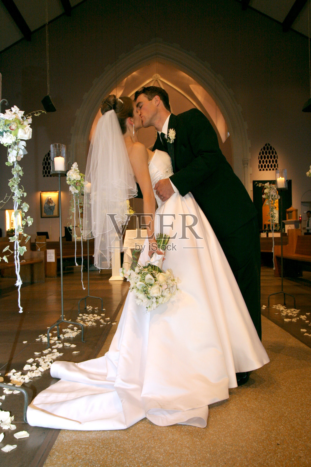 婚礼肖像新娘和新郎夫妇在老教堂里接吻照片摄影图片