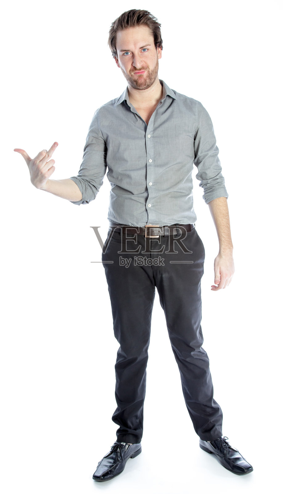 有吸引力的男子穿着灰色衬衫孤立在白色背景照片摄影图片