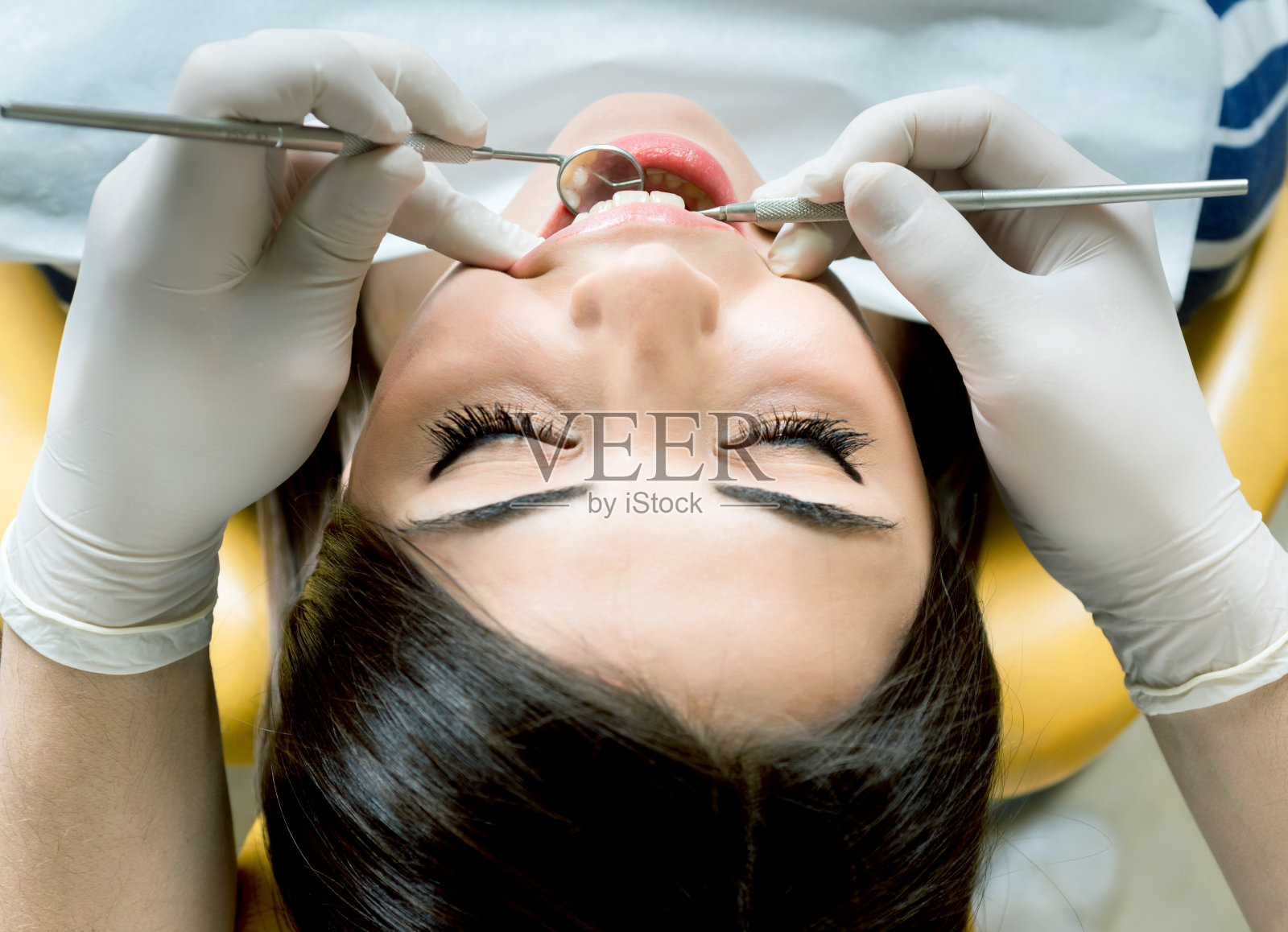 看牙医的女孩照片摄影图片