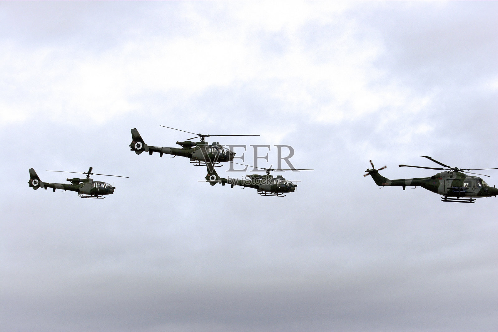 编队飞行的直升机照片摄影图片