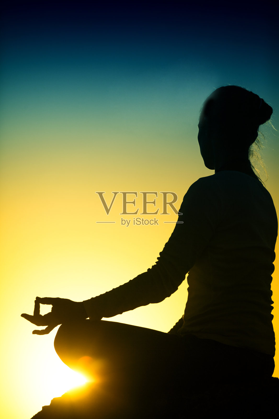 女性在岩石上沉思照片摄影图片