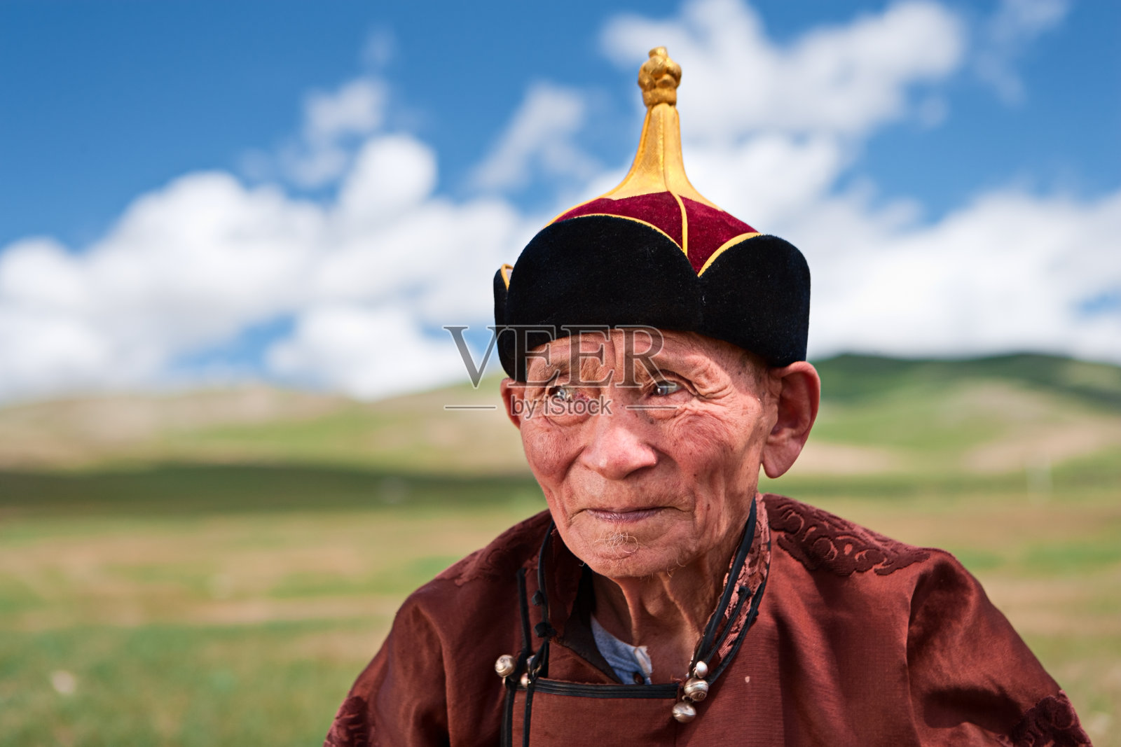 身穿民族服装的蒙古老人，胸前挂着勋章照片摄影图片