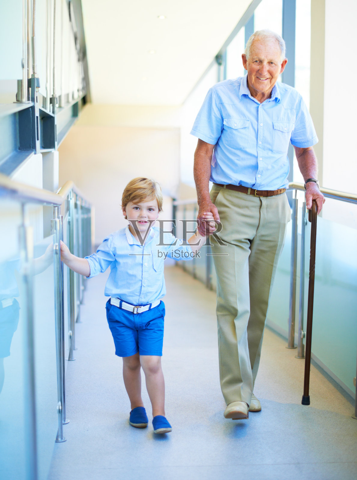 他是我的小帮手照片摄影图片