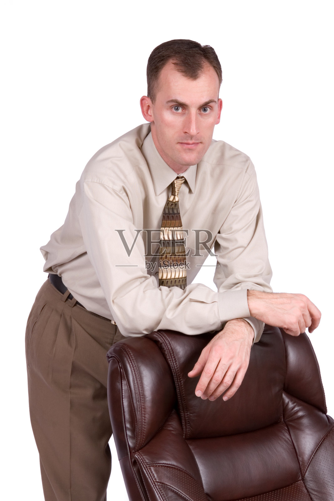 自信的商人站在椅子后面照片摄影图片