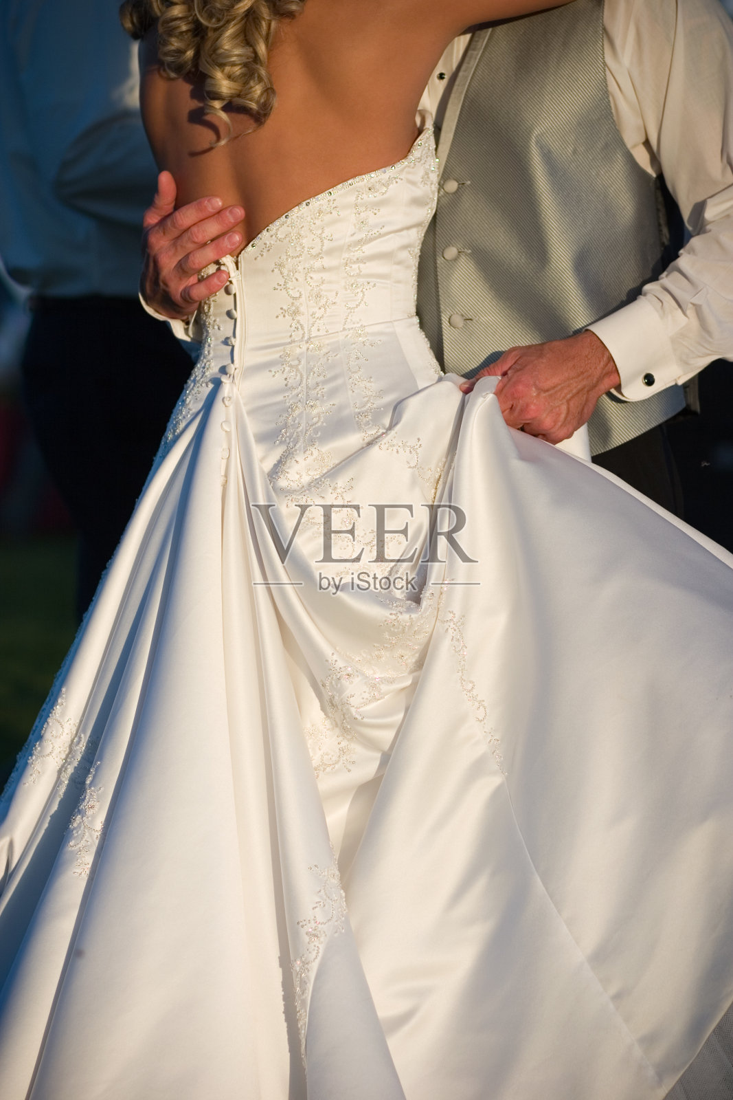 近距离的新娘和新郎跳舞，而拥抱照片摄影图片