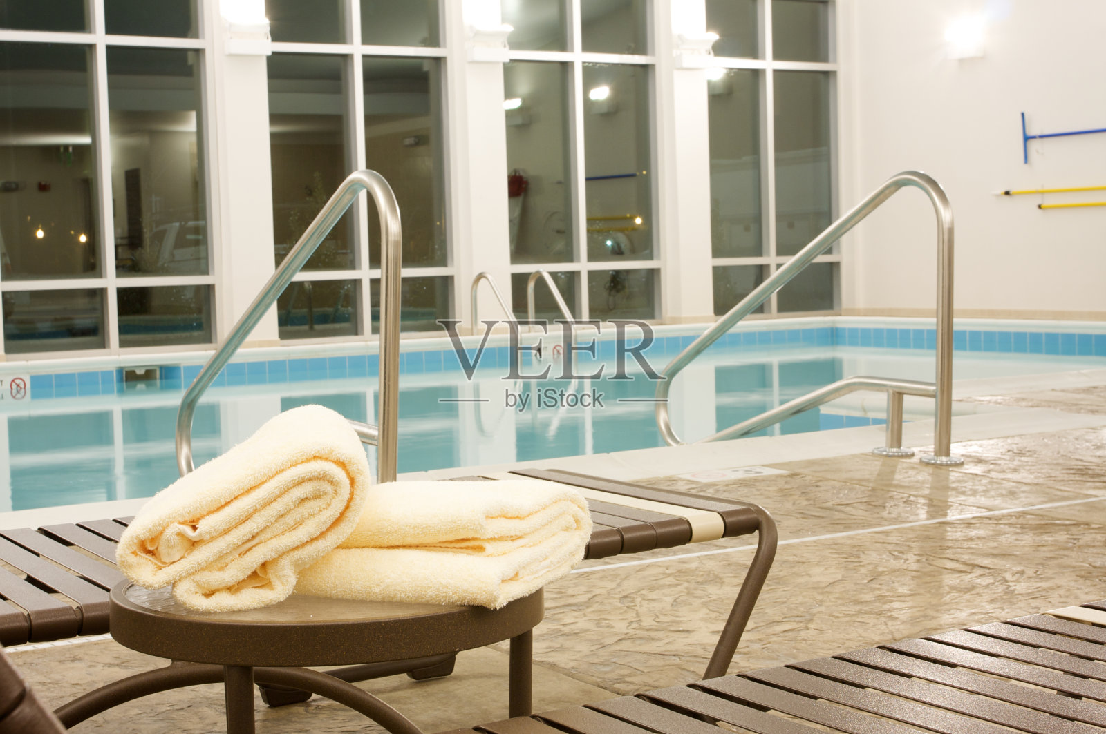 室内游泳池的毛巾照片摄影图片