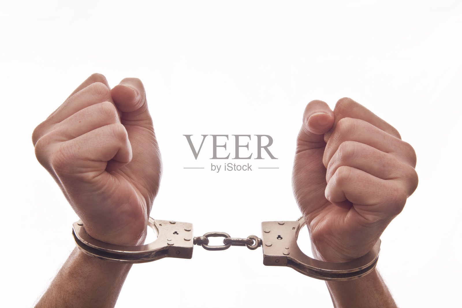 戴着手铐的手握拳照片摄影图片