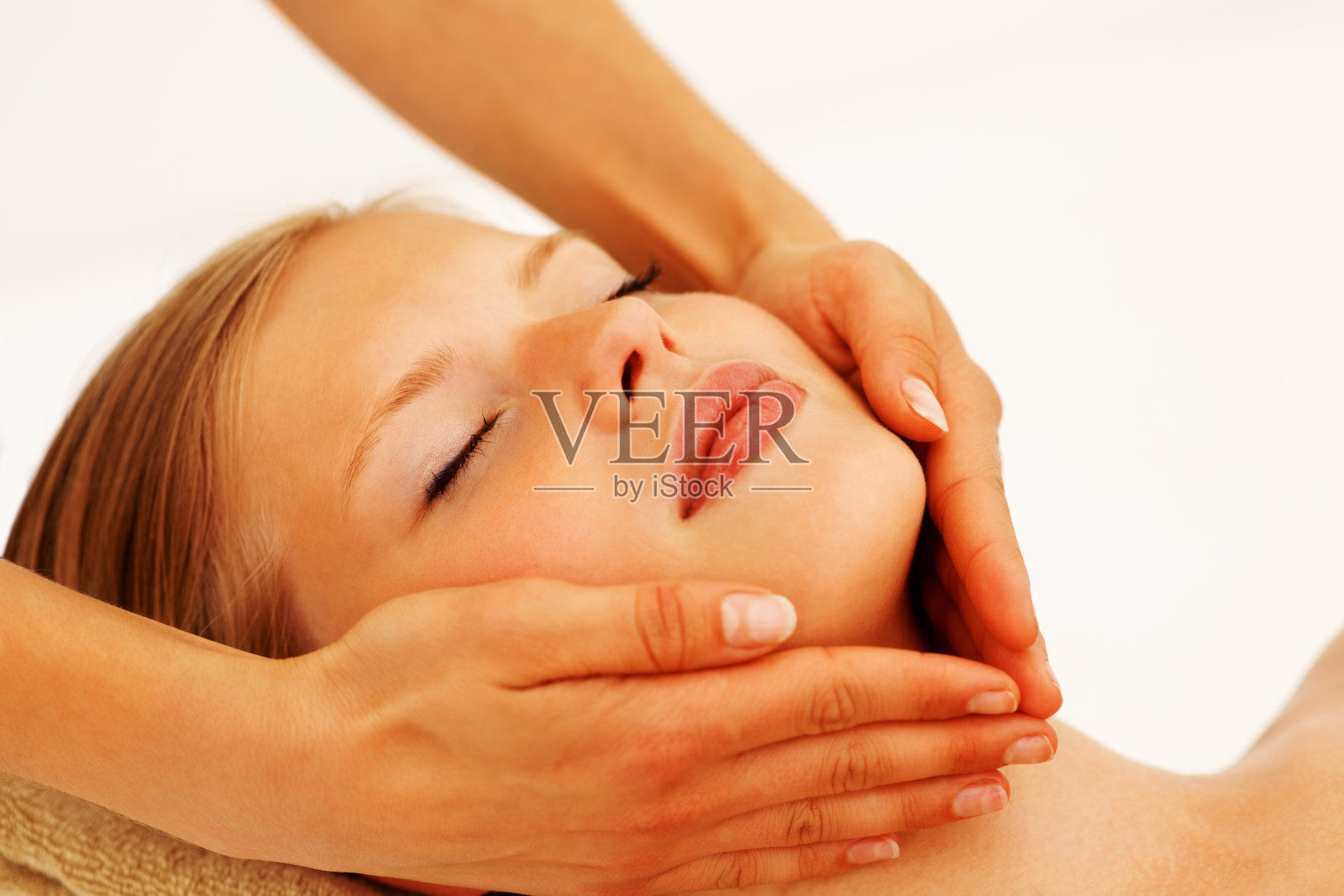 一个年轻女性纵容自己的面部特写照片摄影图片