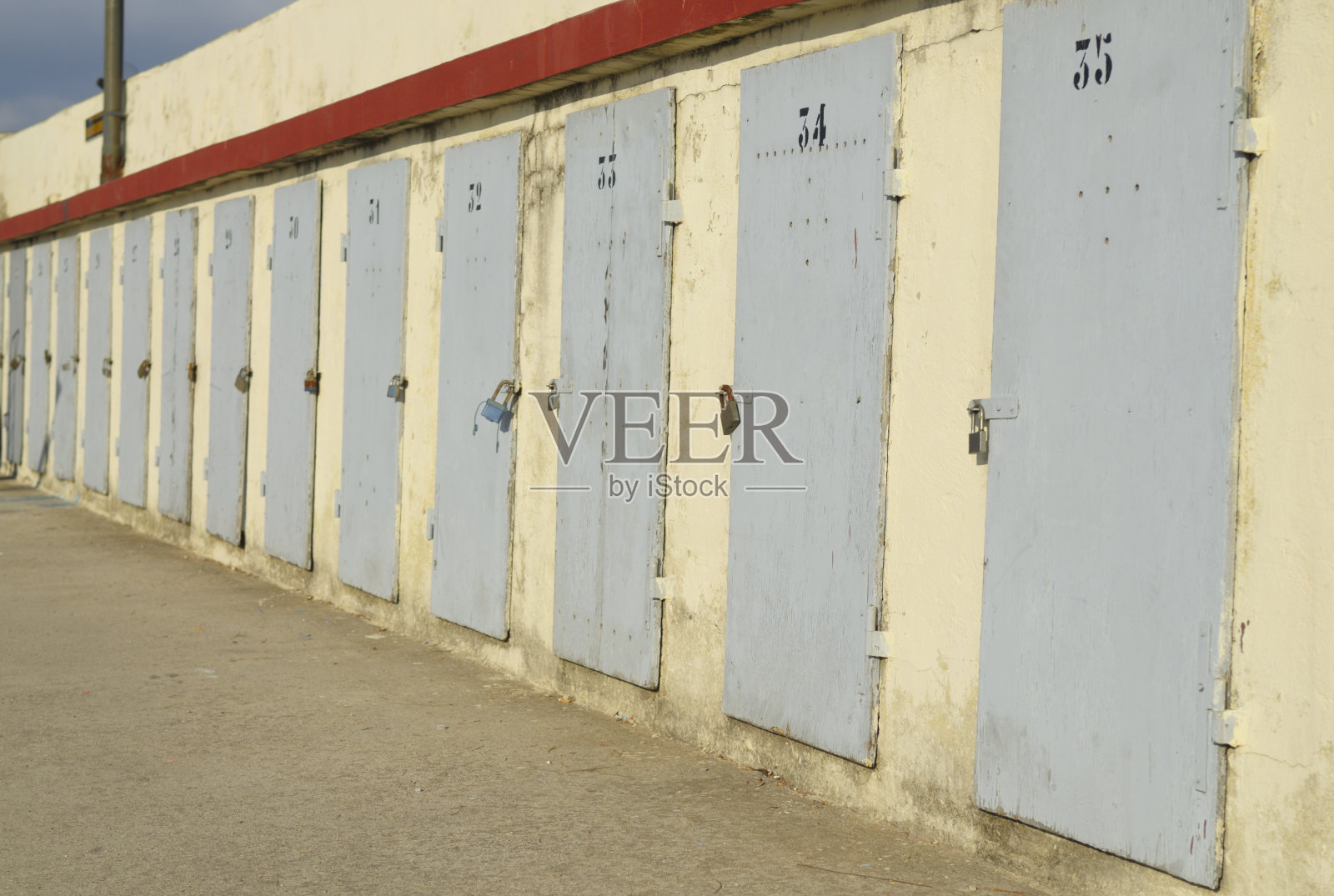 储物柜排成一排照片摄影图片