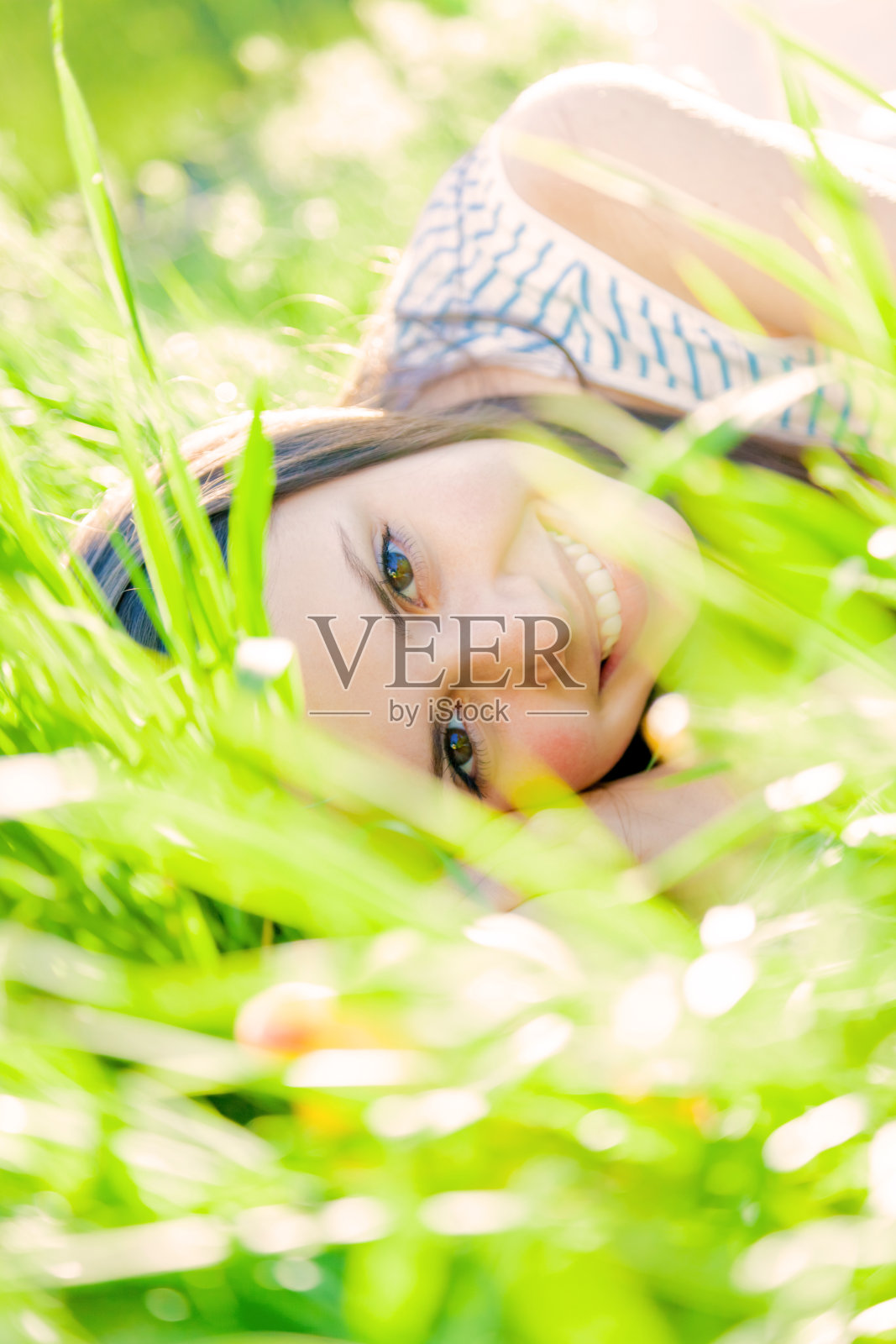 少女肖像户外在夏季公园照片摄影图片