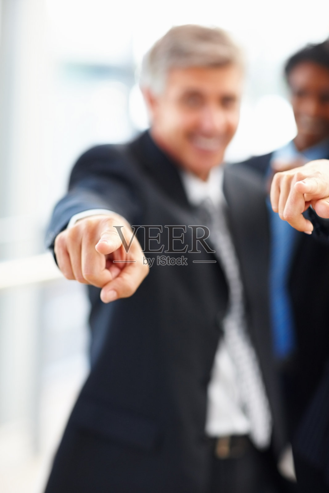 一个成熟的商人对着镜头伸出手指照片摄影图片