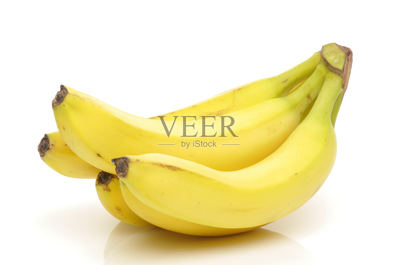 白色背景上的一串香蕉照片摄影图片