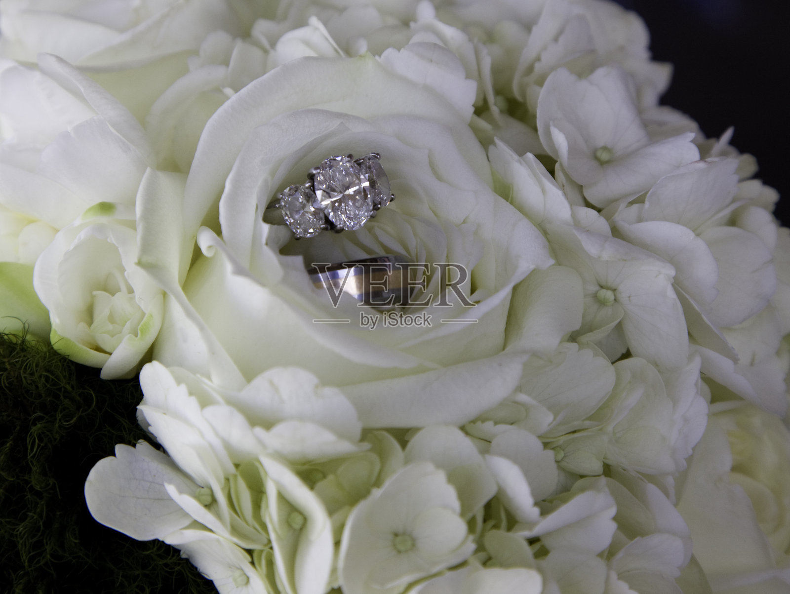 花中的结婚戒指照片摄影图片