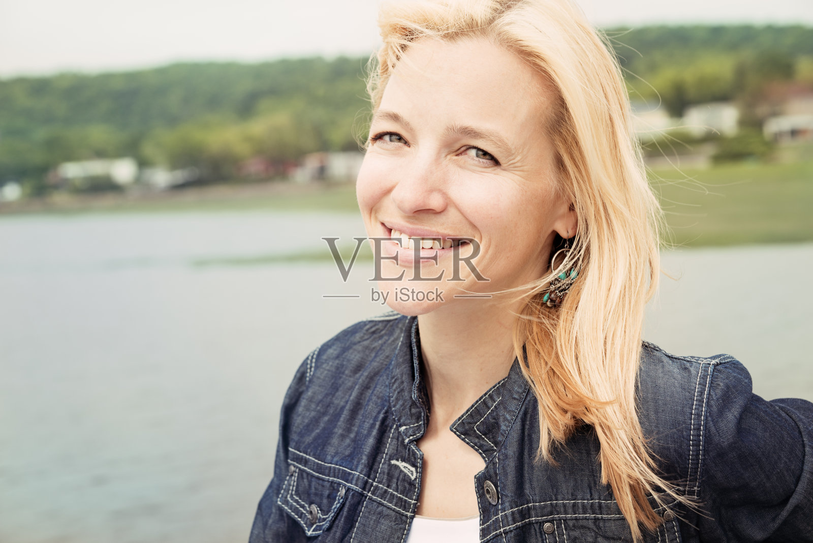 肖像美丽的金发自然女人在她的三十多岁。照片摄影图片