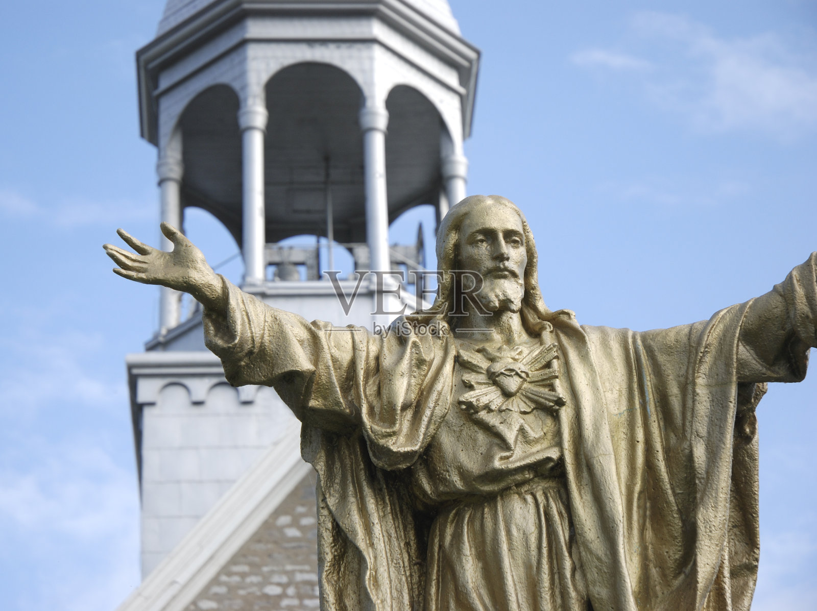 耶稣基督在教堂前照片摄影图片