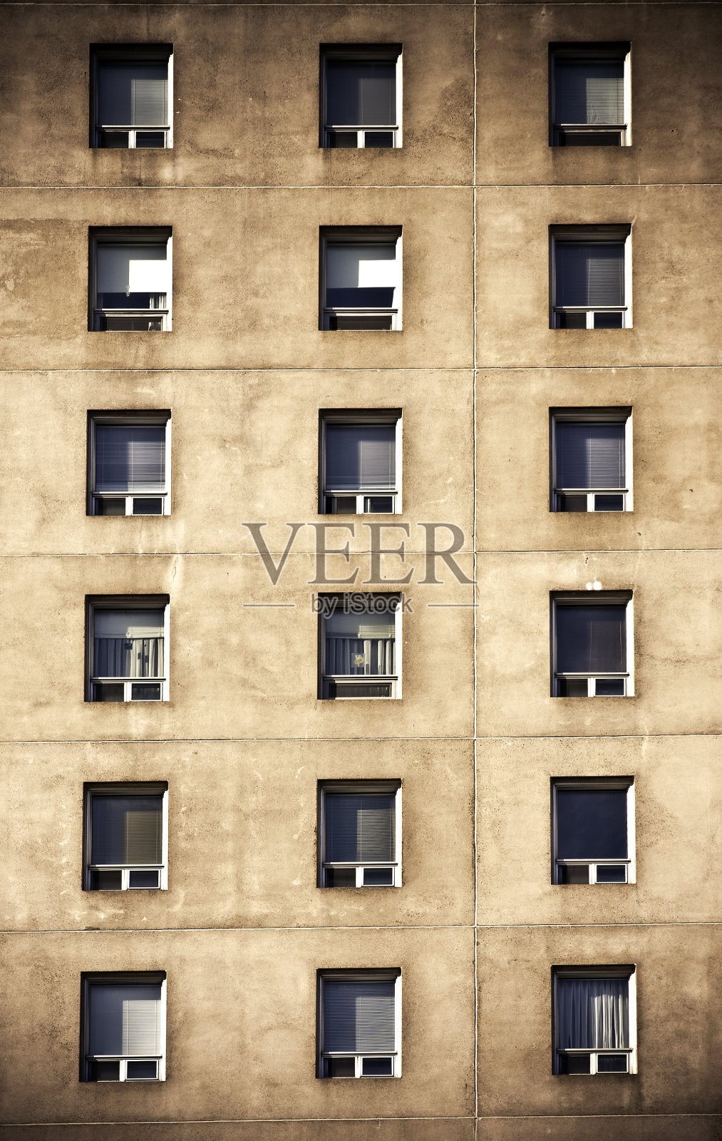 有多扇窗户的公寓楼照片摄影图片