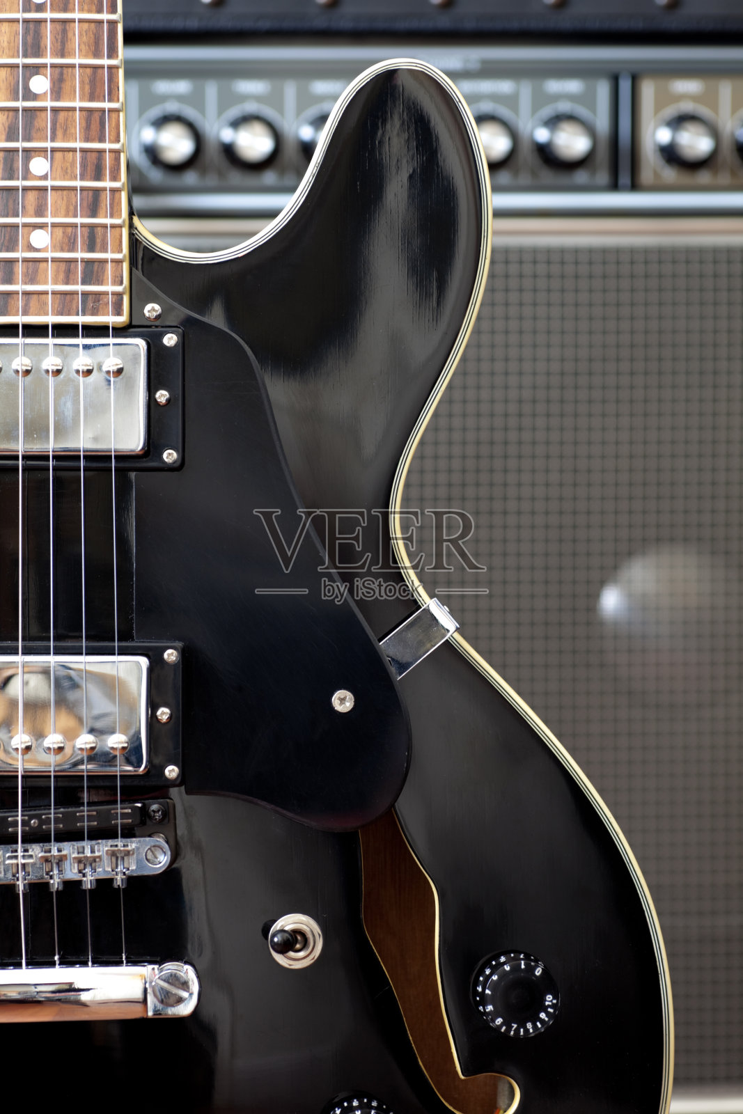 中空吉他和音箱照片摄影图片