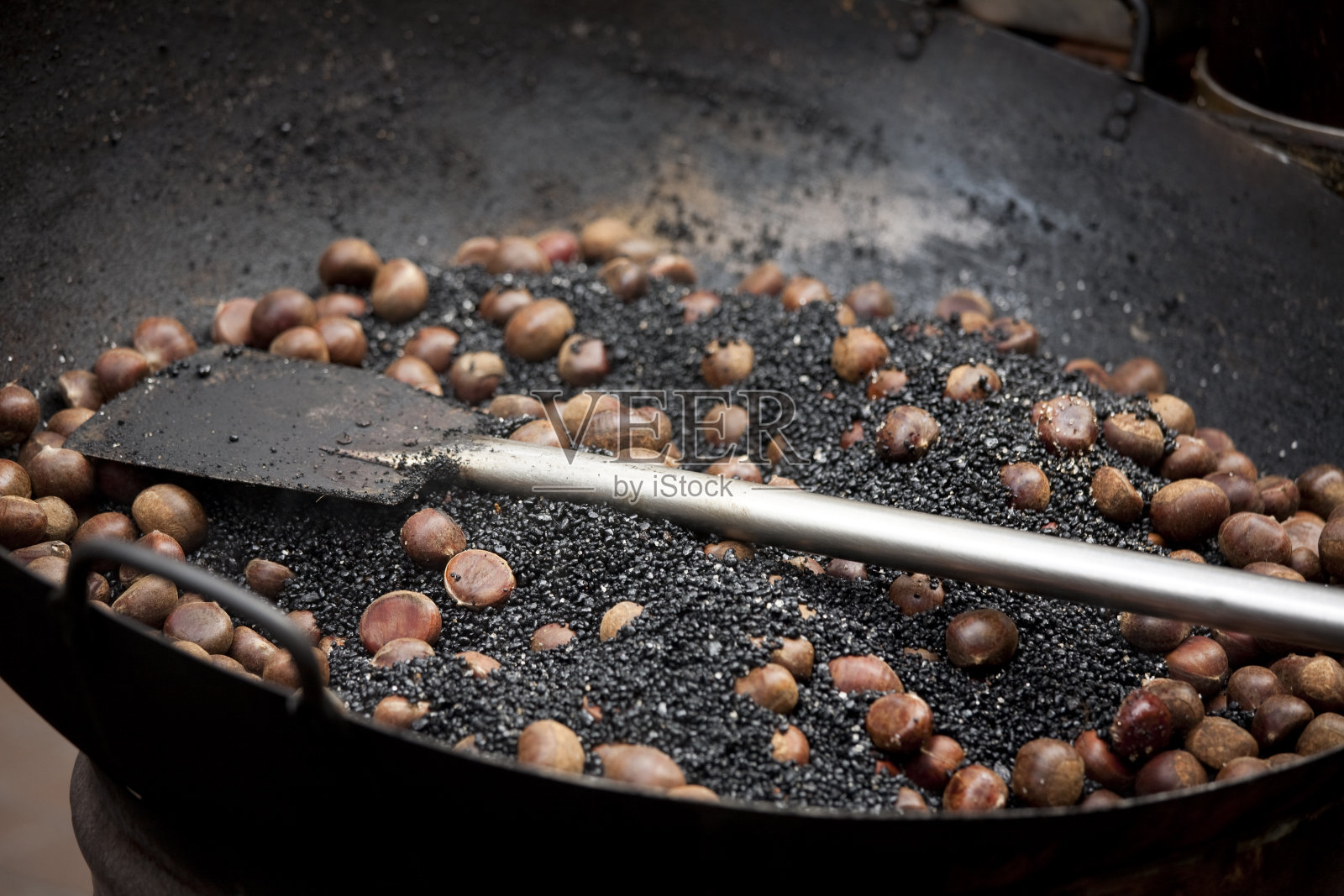 街边小贩的烤栗子照片摄影图片