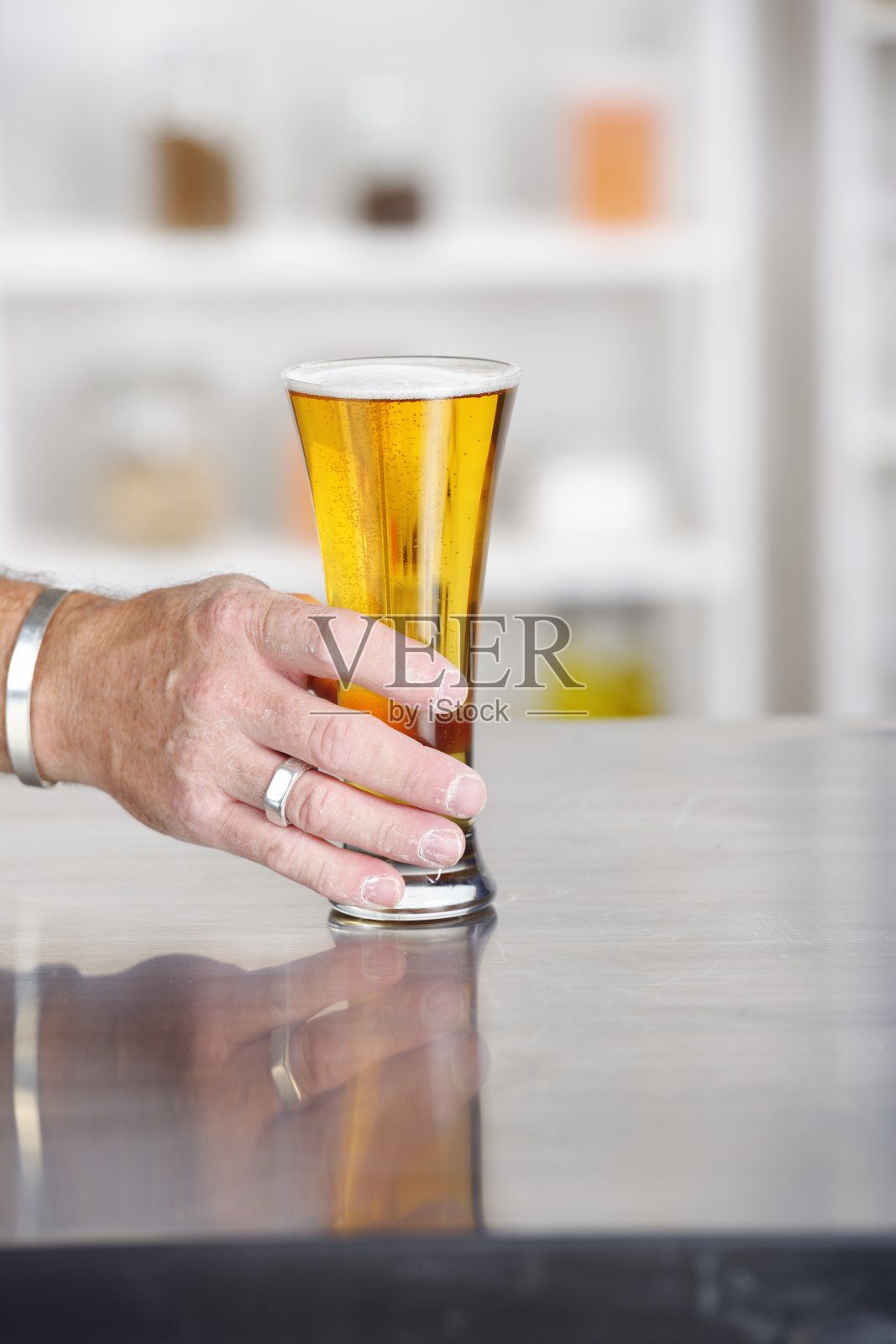 工人的手抓着一杯啤酒/贮藏啤酒照片摄影图片