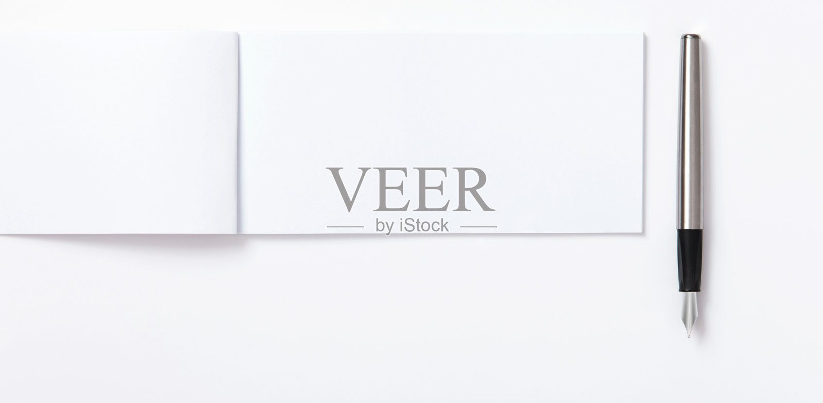 空白支票簿和自来水笔照片摄影图片