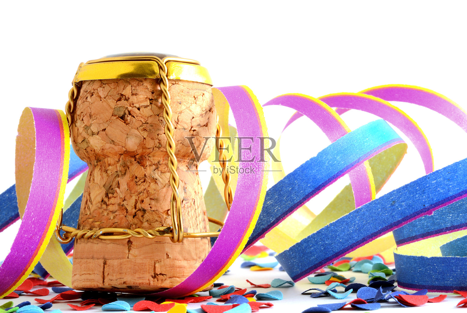 带瓶盖的香槟软木塞，五彩纸屑和纸带照片摄影图片