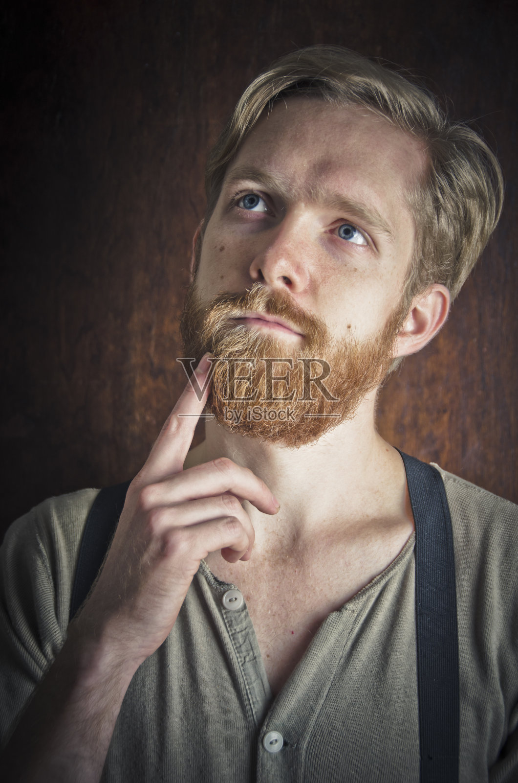 思考的人看向别处照片摄影图片