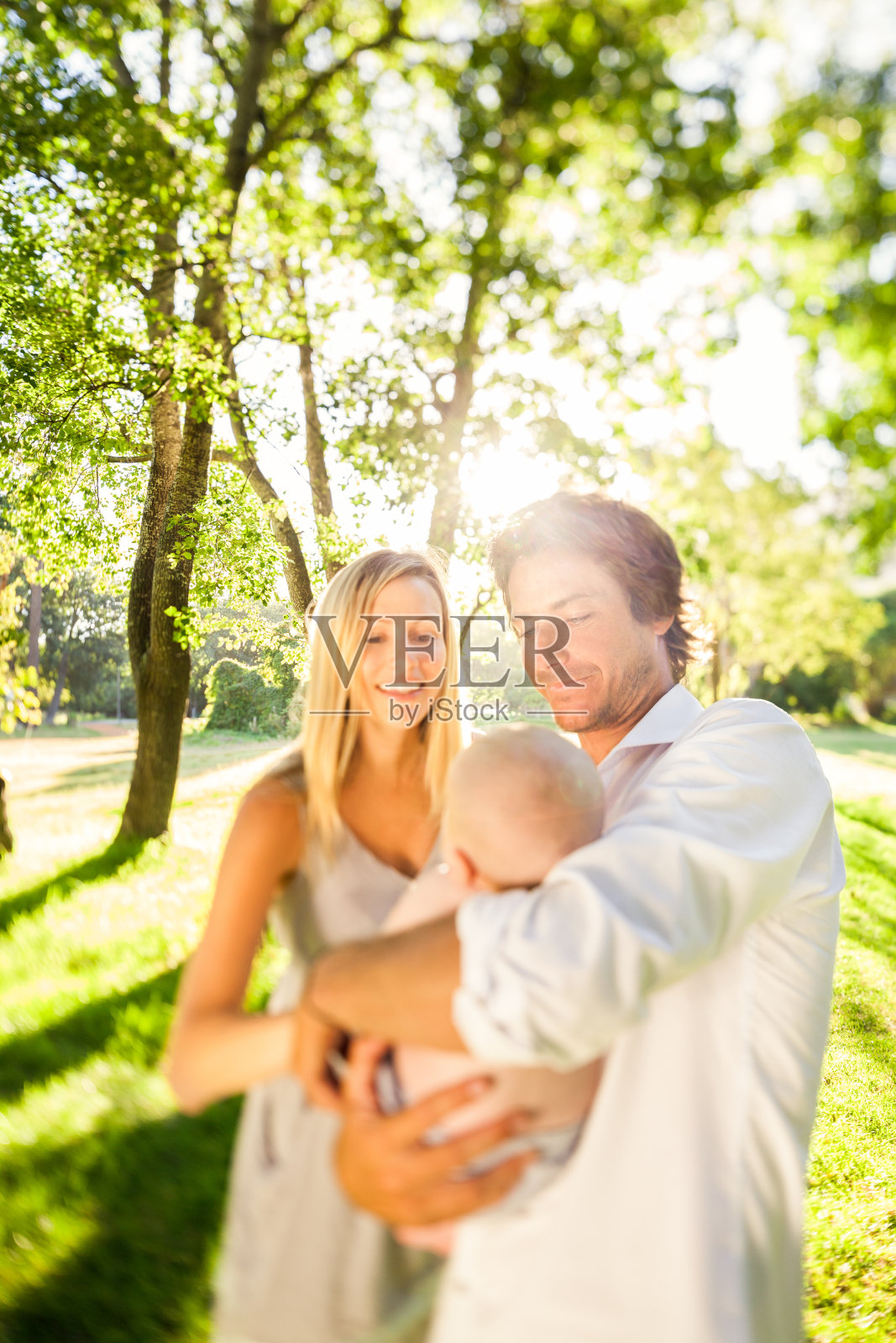 父母与宝宝玩耍照片摄影图片