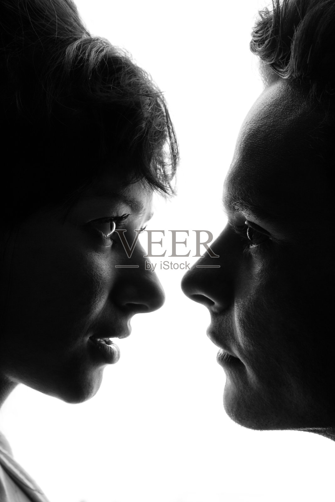 一个男人和一个女人靠在一起的黑白照片照片摄影图片