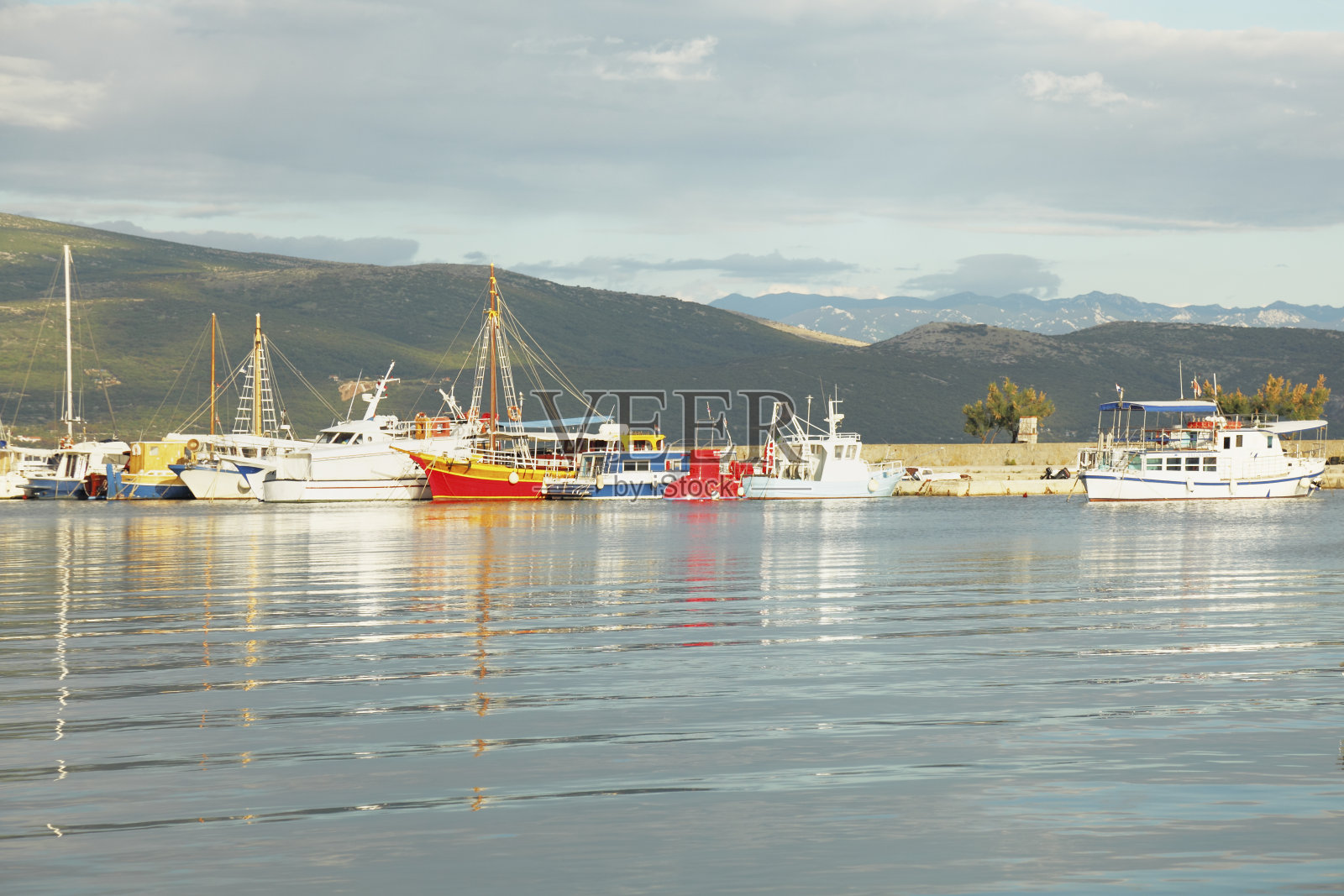 历史悠久的克罗地亚港上五颜六色的船只照片摄影图片