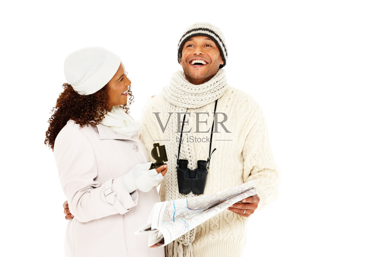 一对怀孕的夫妇在冬天的衣服拿着地图微笑照片摄影图片