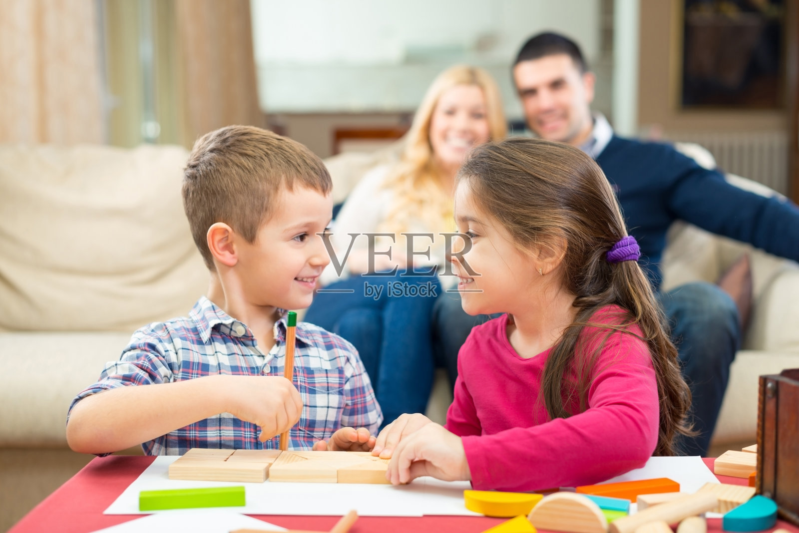 孩子们在玩蜡笔。照片摄影图片