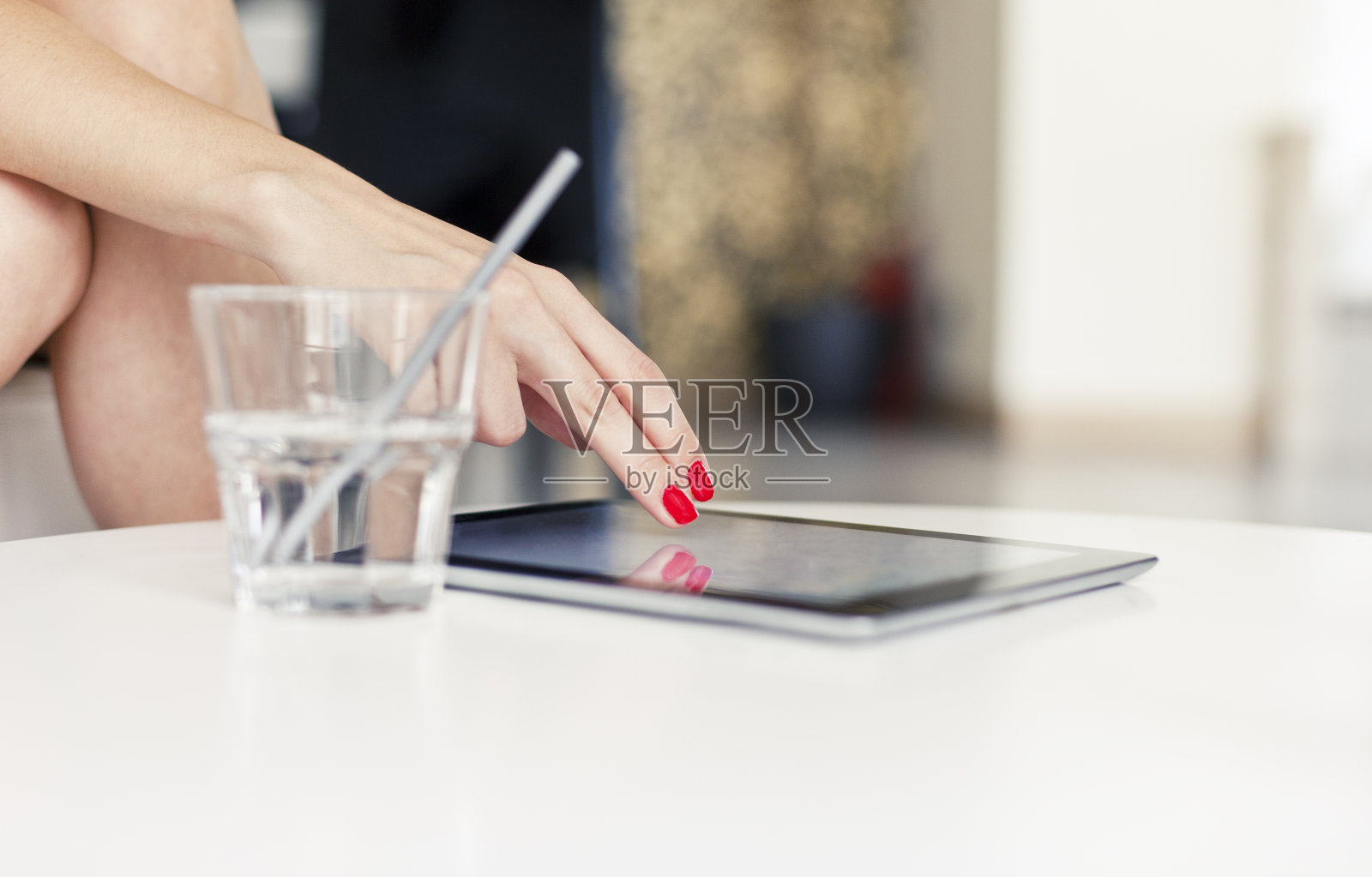女商人在咖啡馆里使用平板电脑照片摄影图片