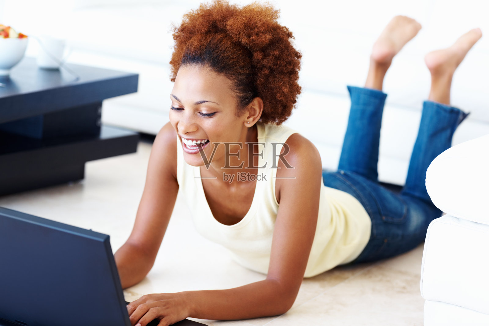 用笔记本电脑工作的迷人女人照片摄影图片