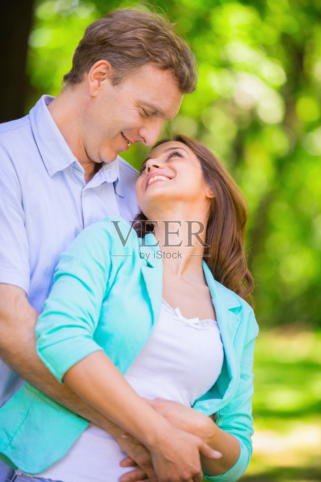 在户外相爱的中年夫妇照片摄影图片