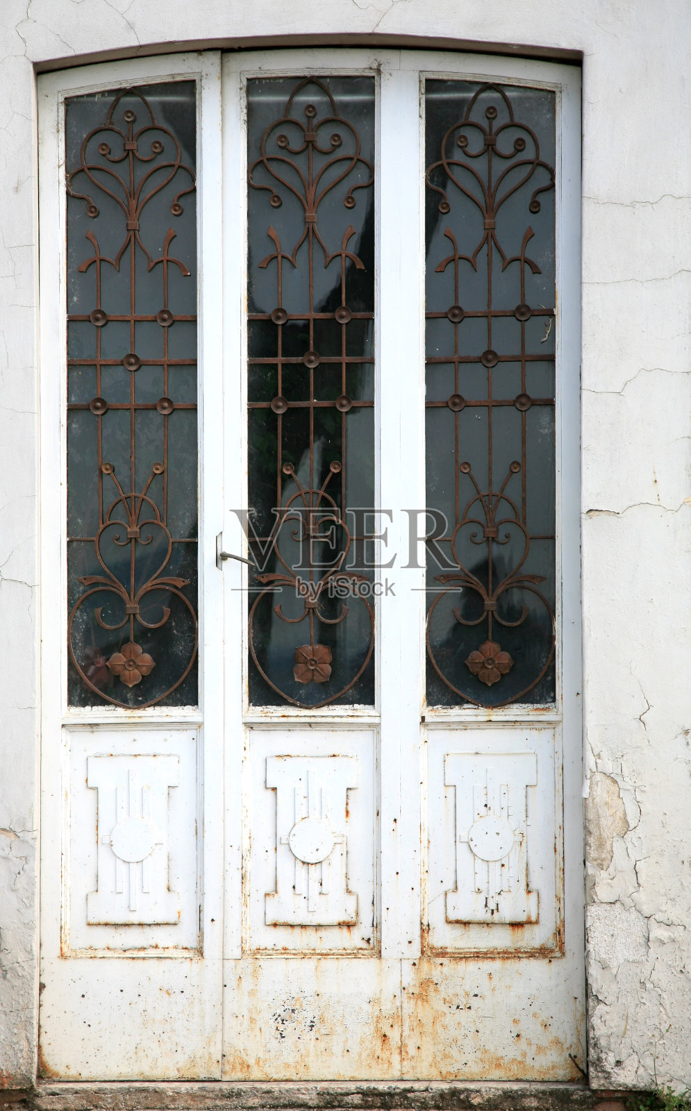 意大利老旧的风化和损坏的木门照片摄影图片