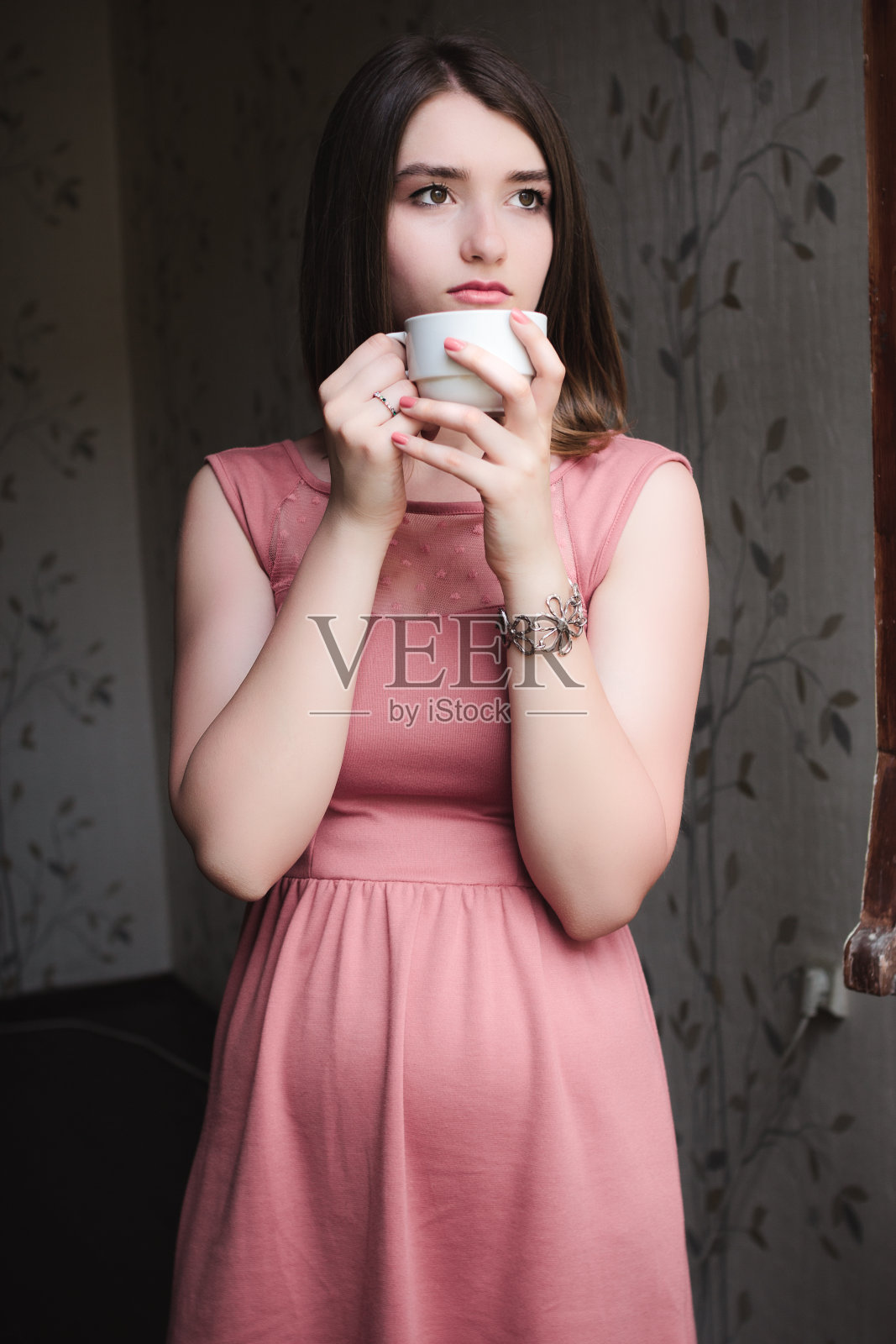 冷静的年轻女子，喝杯咖啡照片摄影图片