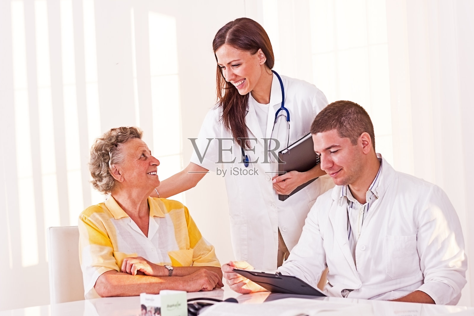 年轻的医生和病人。照片摄影图片