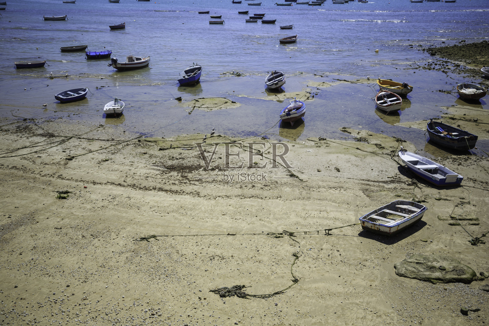 海滩上的小船照片摄影图片