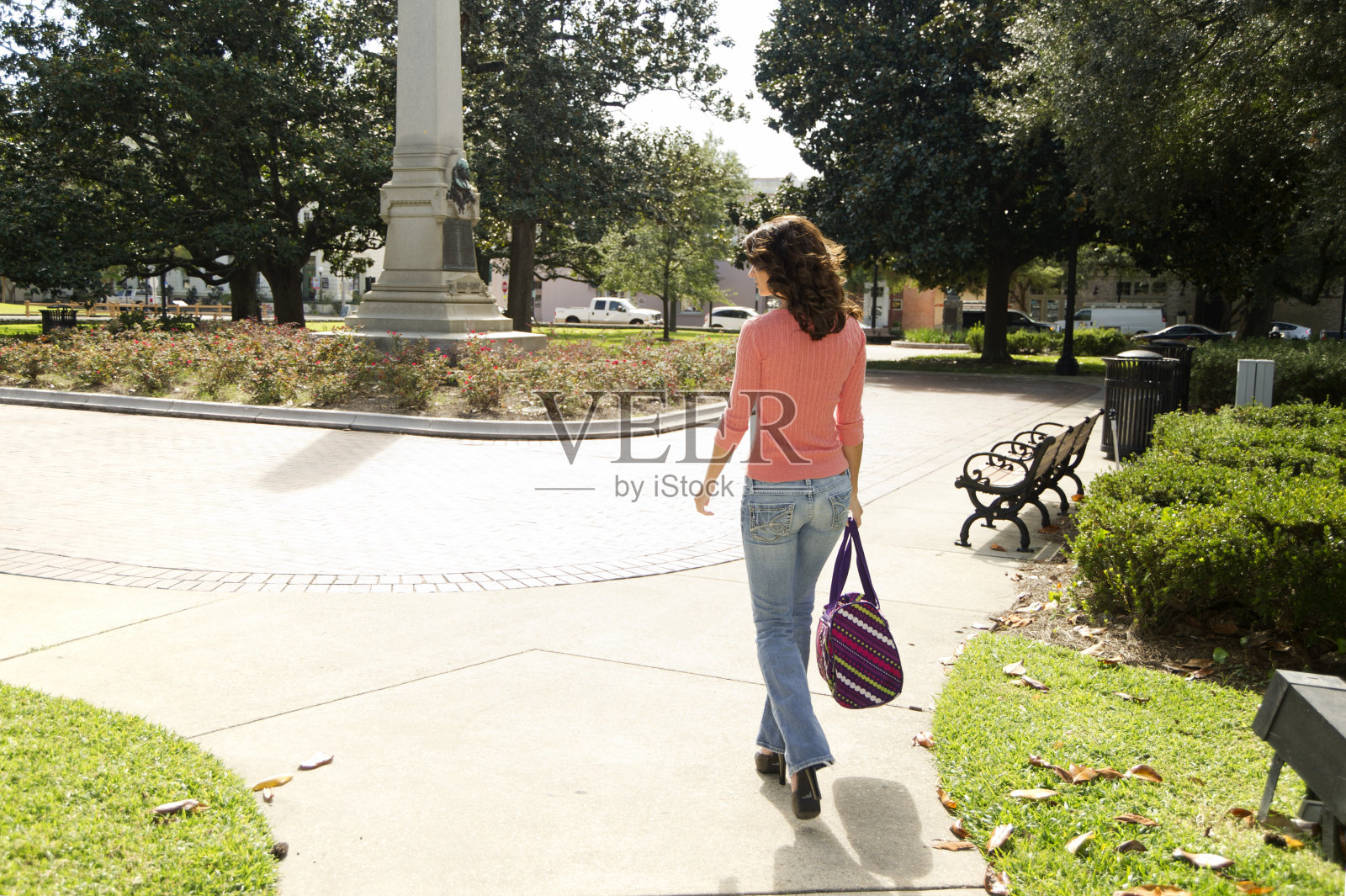 在公园里散步的年轻女子照片摄影图片