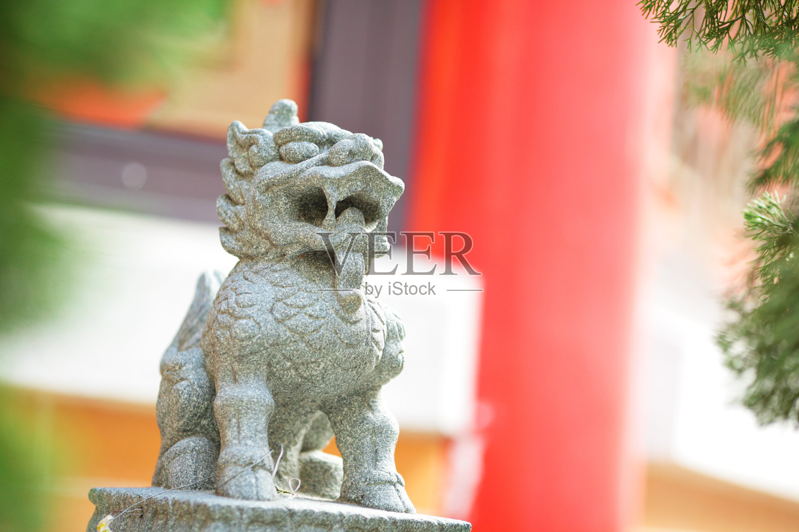 寺庙里有中国传统的石狮雕塑照片摄影图片