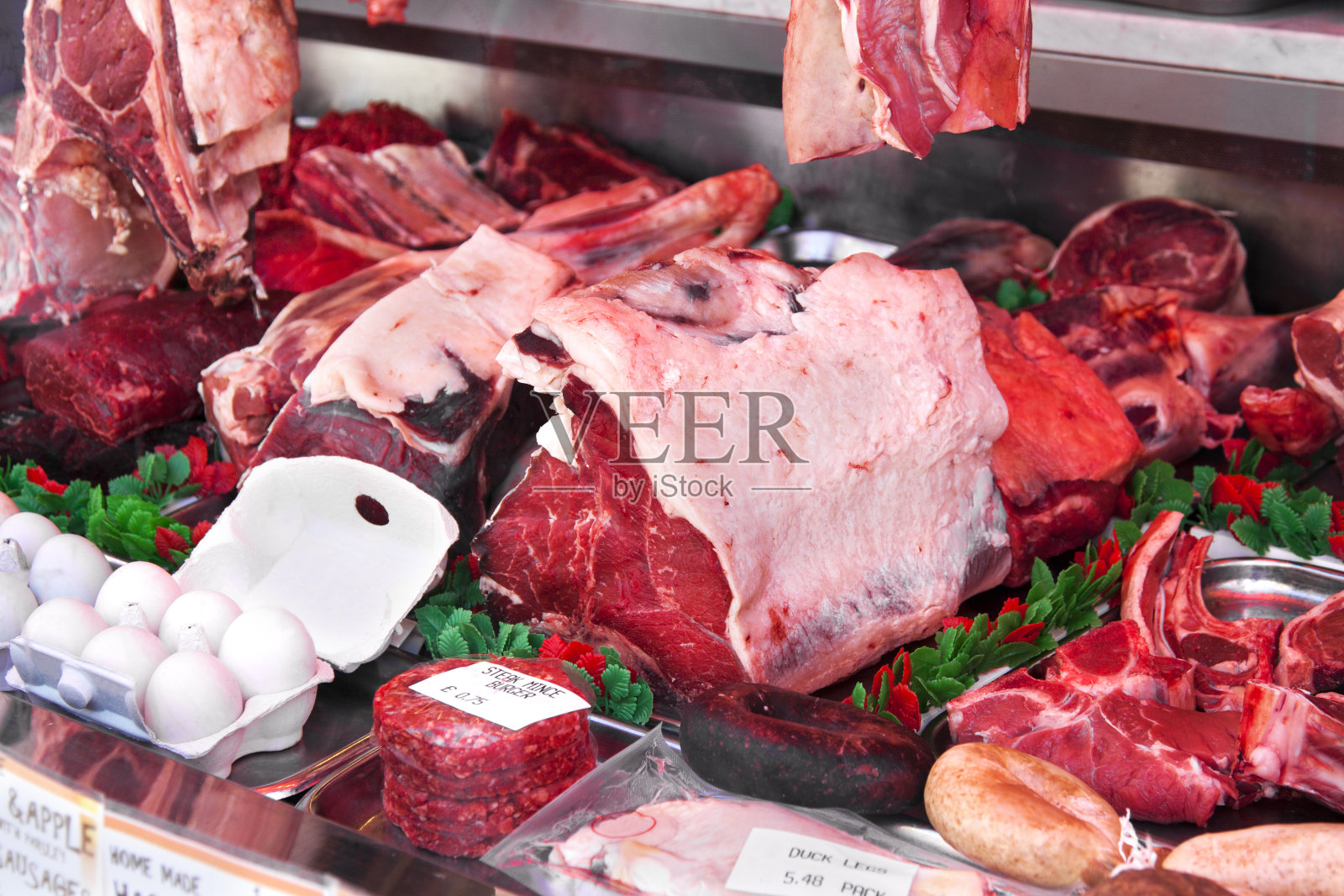 肉店橱窗里的鲜肉照片摄影图片