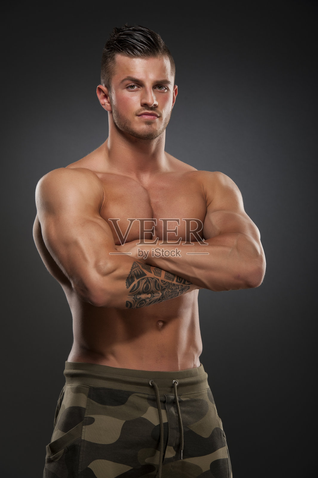 英俊的肌肉发达的男性照片摄影图片